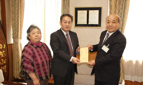 （写真）くるめ医療生活協同組合様から義援金をいただきました