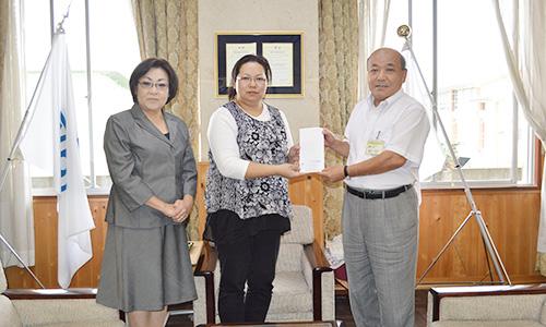 （写真）霊友会おもいやり連鎖運動佐賀県推進委員会から災害寄附金をいただきました。