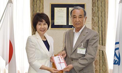 （写真）株式会社お茶村から災害支援寄付金をいただきました。