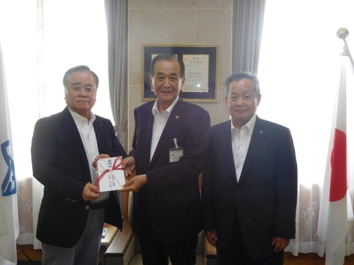 三田村市長に義援金を手渡ししている八女商工会議所の男性2人の写真