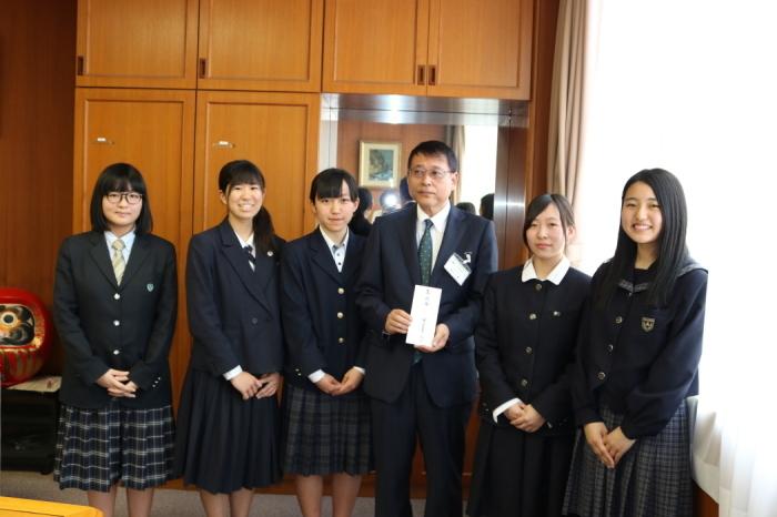 副市長が目録を持ち両隣に代表の5人の女子学生が笑顔で並んでいる写真