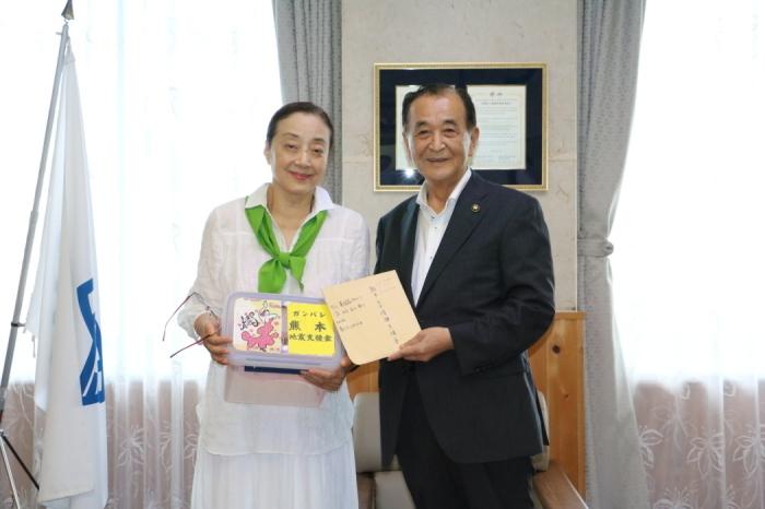 ファンタジアフラメンコの山本壬子先生が市長に義援金を渡している写真