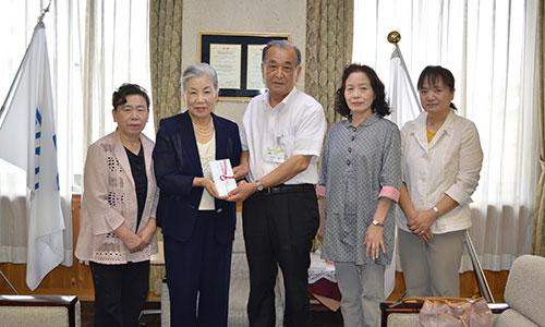 （写真）花とフルートの会から災害寄附金をいただきましたその1