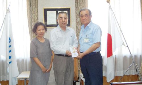 （写真）明るい社会づくり運動三重県協議会から義援金をいただきました