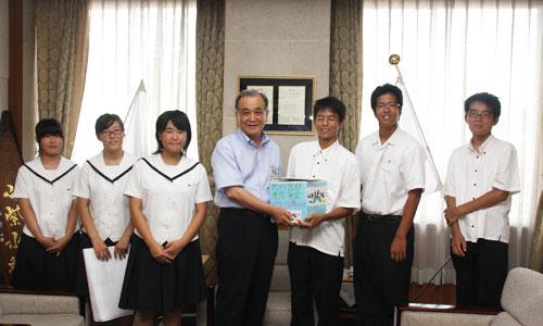 （写真）八女ジュニアリーダーから義援金