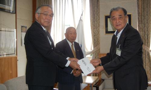 （写真）九建様より義援金をいただきました