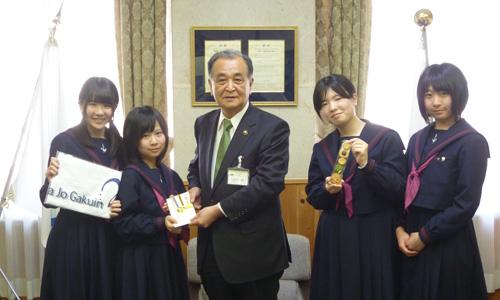 （写真）福岡女学院高等学校生徒会のみなさんから寄附金をいただきました