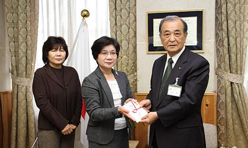 （写真）日本看護福祉学会様から災害寄附金をいただきました