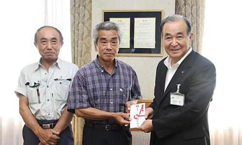 （写真）黒木高等学校・輝翔館中等教育学校同窓会さまから災害寄附金をいただきました