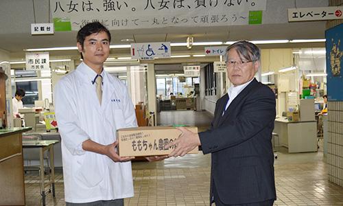 （写真）有限会社筑前屋・ももちゃん農園から新タマネギをいただきました