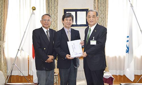 （写真）八女上陽ゴルフ倶楽部から災害寄附金をいただきました