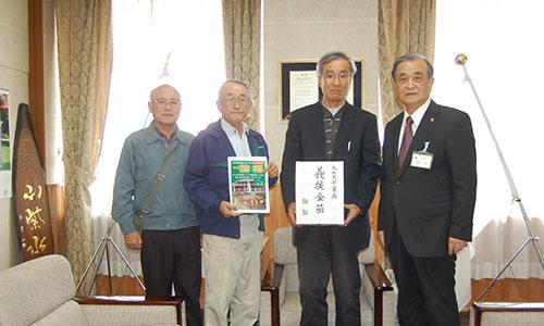 （写真）市民ミュージカル劇団さくら座から災害寄附金をいただきました