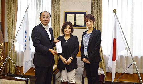 （写真）さほまりこ様と辻医院辻真弓様から災害寄附金をいただきました