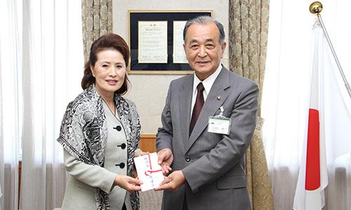 （写真）福岡市博多区で飲食店を営む角律子様から災害寄附金をいただきました