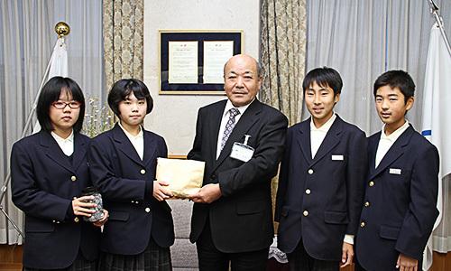 （写真）見崎中学校生徒会様から災害寄附金をいただきました