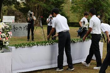 平和祈念式典献花の様子