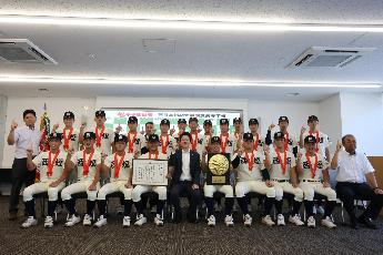 西日本短期大学附属高等学校硬式野球部の皆さんと記念撮影