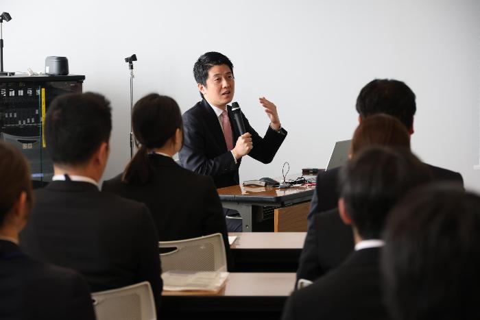 新規採用職員に説明する市長