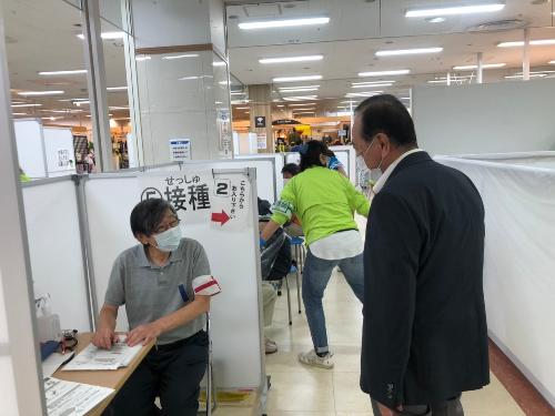 集団接種会場を視察する三田村市長の写真