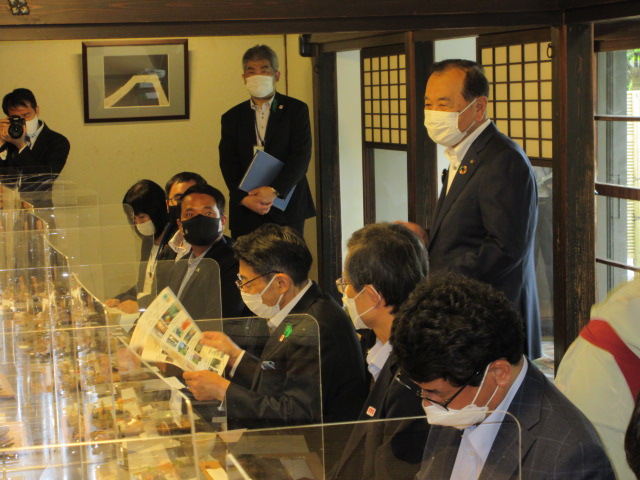 知事と在福岡総領事・首席領事等との産業観光ツアー