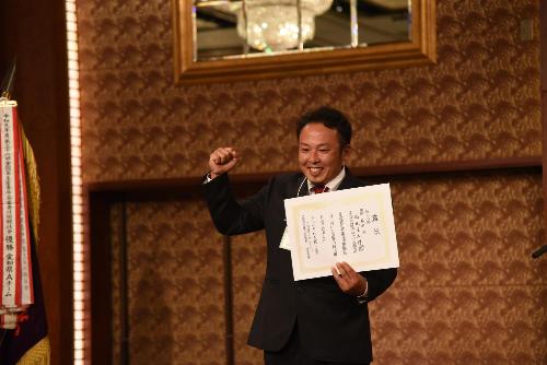 第40回全国茶生産青年茶審査技術競技会個人の部1位の徳永慎太郎さん