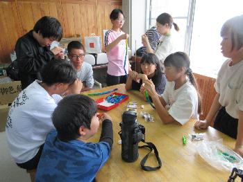 キャンプで鶴を折る子どもたち