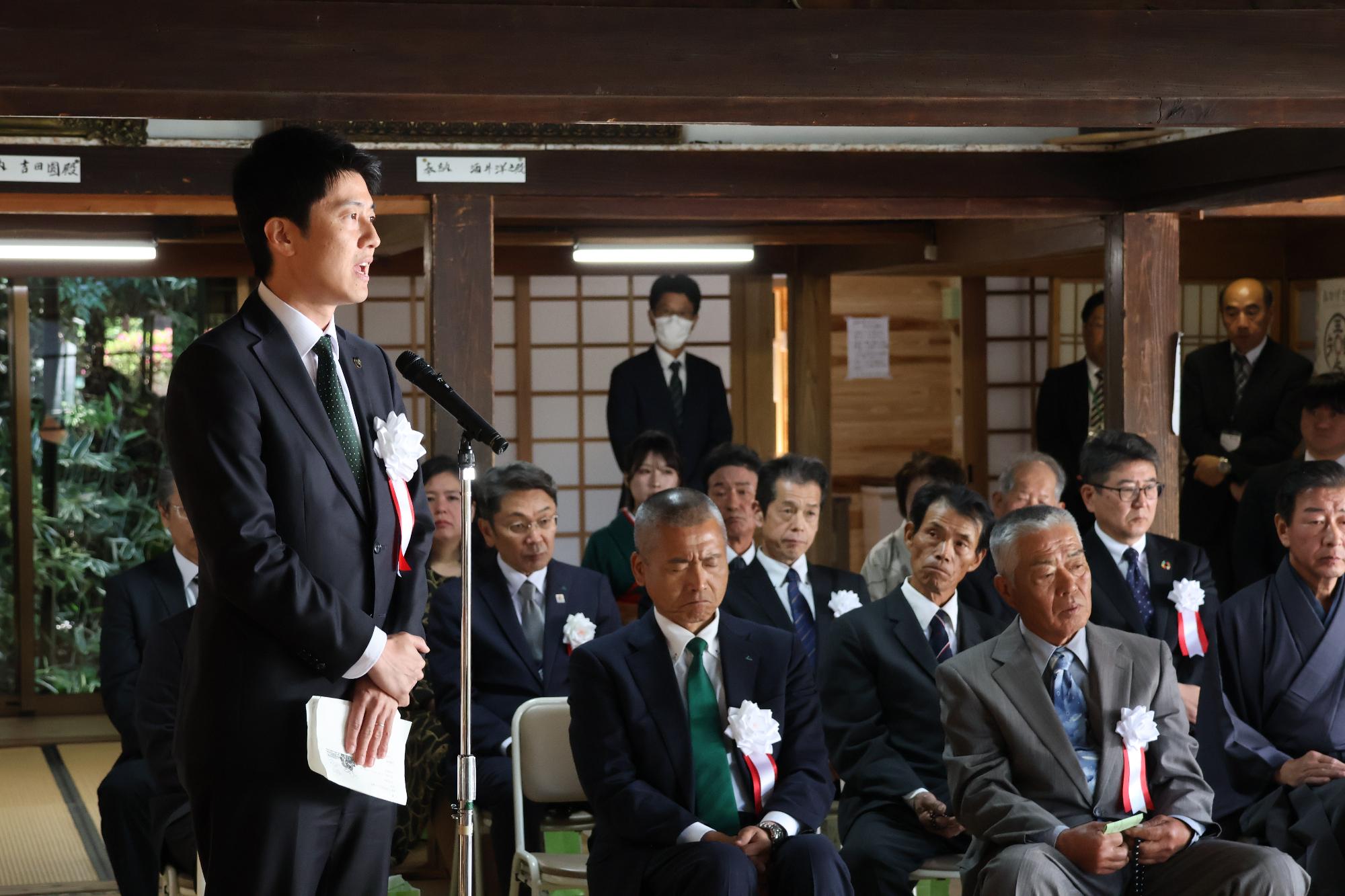 献茶祭で挨拶する市長