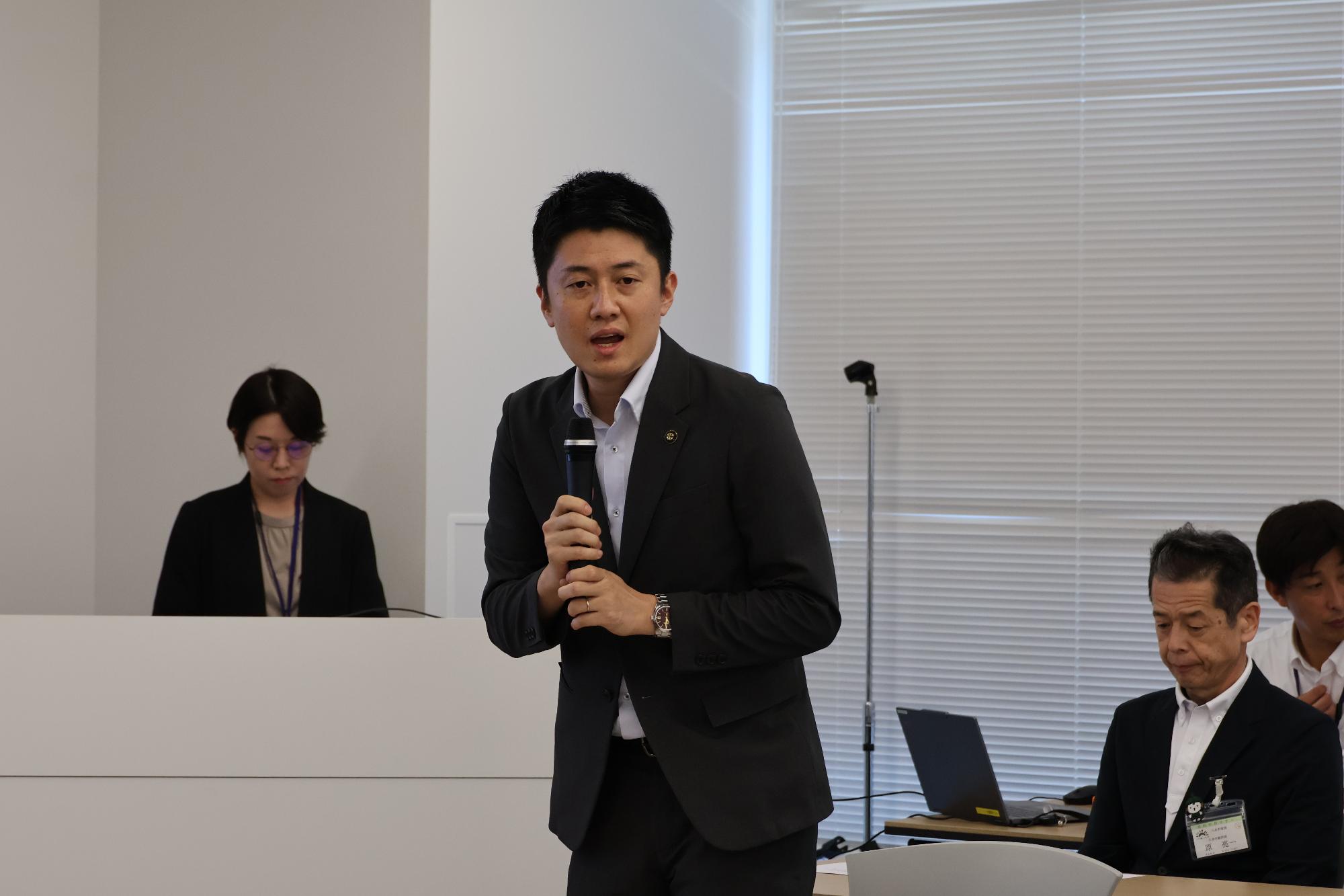 協議会で発言する市長
