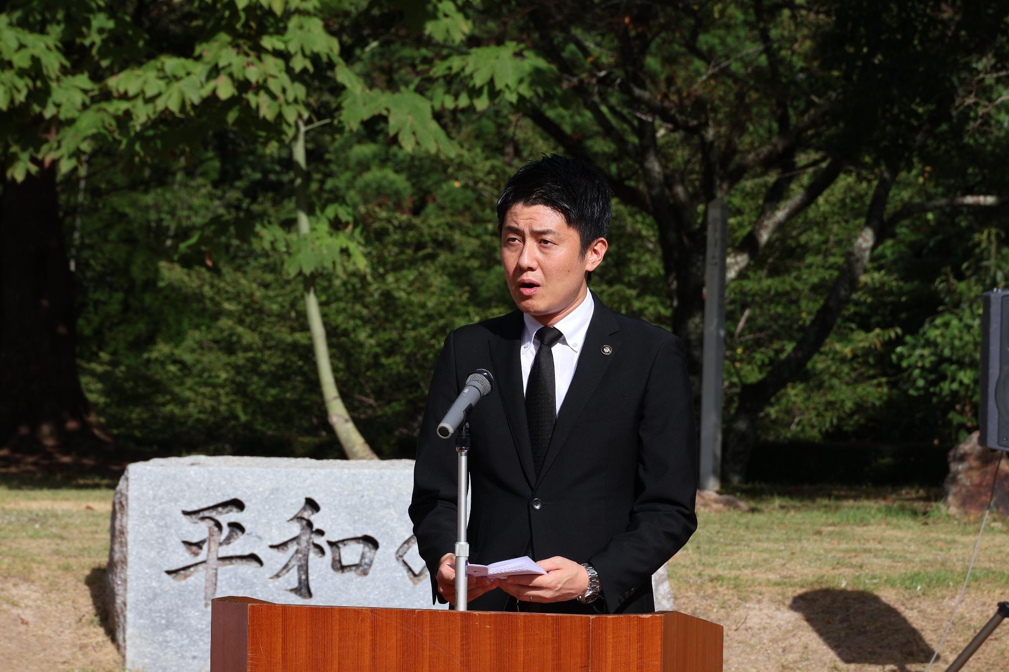 平和祈念式典であいさつする市長
