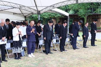 平和祈念式典での黙とうの様子