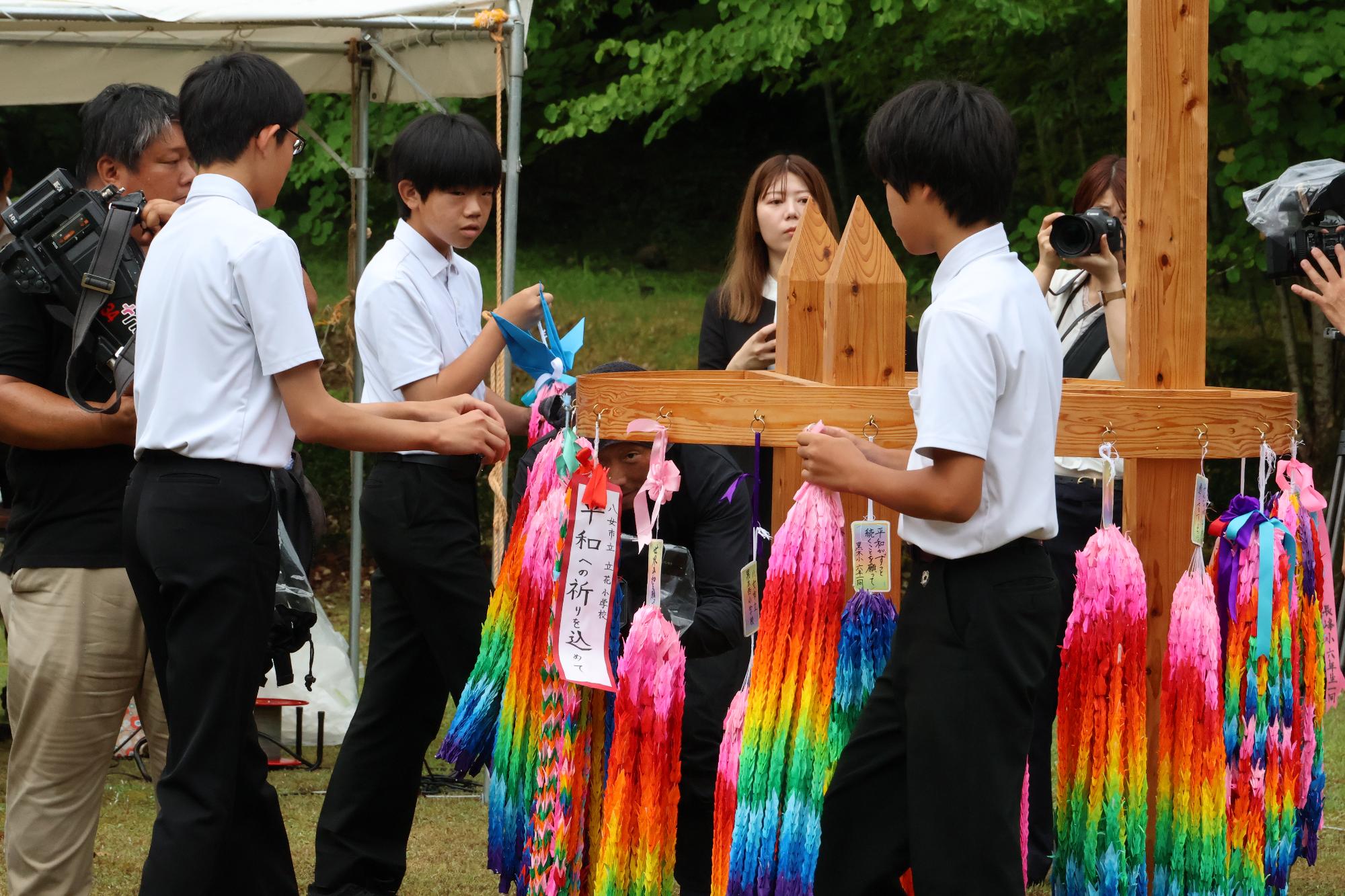 千羽鶴を捧げる市内中学生