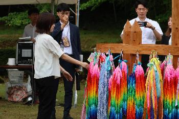 平和祈念式典で千羽鶴献上の様子