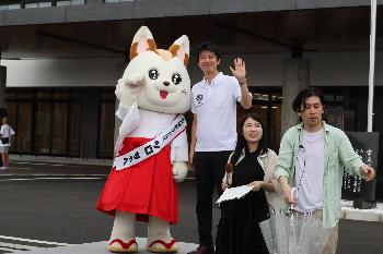 ナイトマルシェで白ちゃんと記念撮影する市長