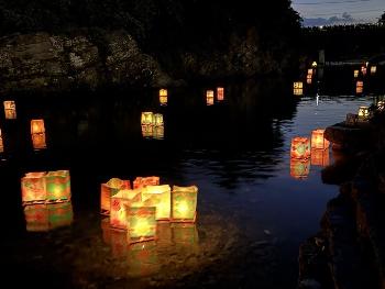 上陽万灯流しの様子