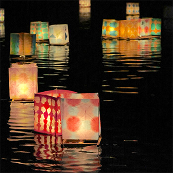 戦後80周年記念事業上陽灯籠流しの様子