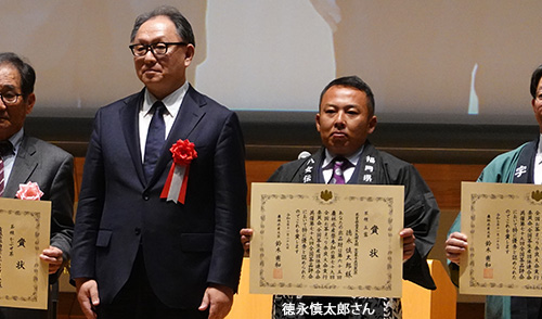 玉露の部で農林水産大臣賞の徳永慎太郎さん