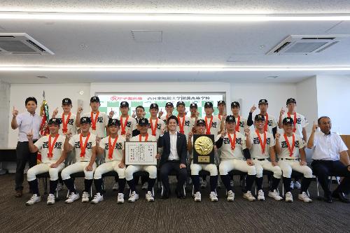 西日本短期大学附属高等学校硬式野球部皆さんと記念撮影