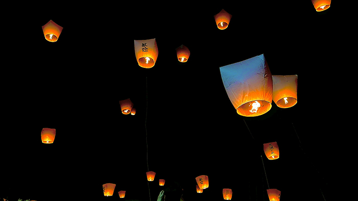 令和5年「第10回 大淵献燈祭」夜空に浮かぶ燈火
