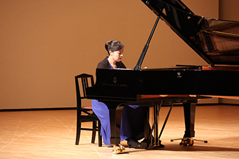 地球さんご賞2023第2回九州・沖縄地区表彰式での管谷怜子さんによるピアノ演奏