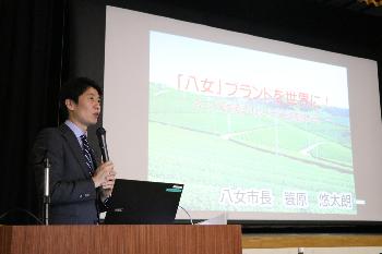 市政に関する説明を行う市長