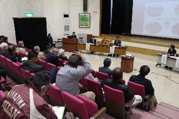 役員の皆さんと意見交換を行う市長