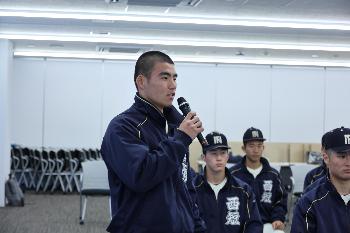 決意表明を行う小川主将