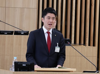 施策方針演説を行う市長