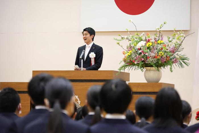 開校式で式辞を述べる市長