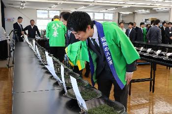 初入札会を見学する市長