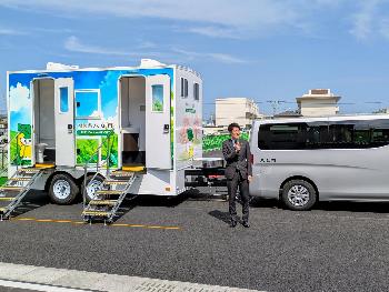 披露式で挨拶する市長