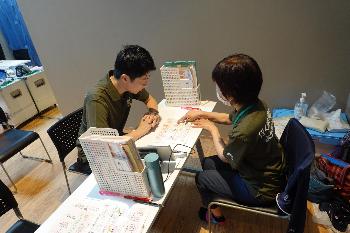 健診の説明を受ける簑原市長