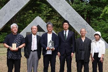 平和の火採火式記念撮影