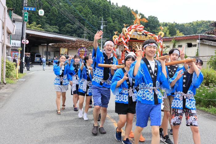 神輿を担いで練り歩く市長の様子