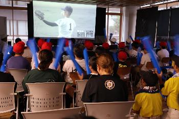 パブリックビューイングで応援している市民の様子